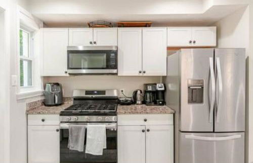 Stylish 3BR Townhouse with Backyard,and Easy Parking - Photo 68