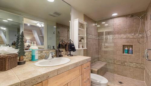 Mammoth Basecamp Condo with Views near Village with AC and Fireplace - Foto 2