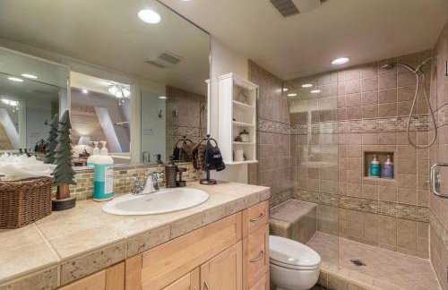 Mammoth Basecamp Condo with Views near Village with AC and Fireplace - Foto 2