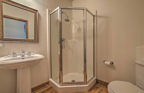 Spacious Lake Stevens Home with Fire Pit, Patio - Foto 25