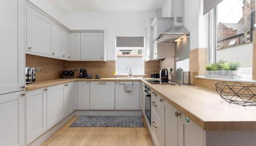 Modern & Stylish Home at the corner of famous Penny Lane in Liverpool - Foto 5, stove, dishwasher, toaster