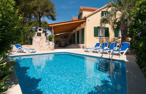 Deluxe Villa Sirena on the beach with Pool - Photo 2