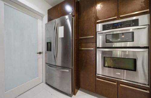 Boho House - Stylist Home with Parking and large Yard - Foto 10