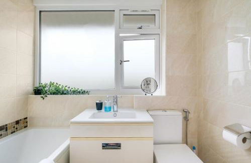 Elegant 5 Bed Home with Garden & Parking - Slough - Foto 22