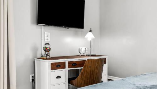 Warm & Comfy 2BR, Huge Backyard, Great Location! - Photo 2