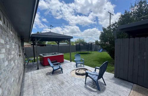 Stunning 4BR 2BA Hot Tub Cozy Holiday Home in Plano - Photo 37