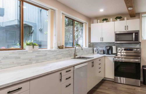 Adorable new studio with free parking and WiFi - Foto 19