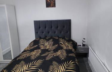 Modern 3 Bed Home Central Location free WiFi Netflix and street parking - Foto 17