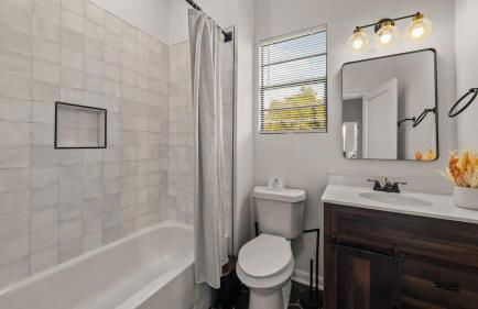 Modern Moroccan Villa w/ Firepit, BBQ + Game Room! - Foto 10