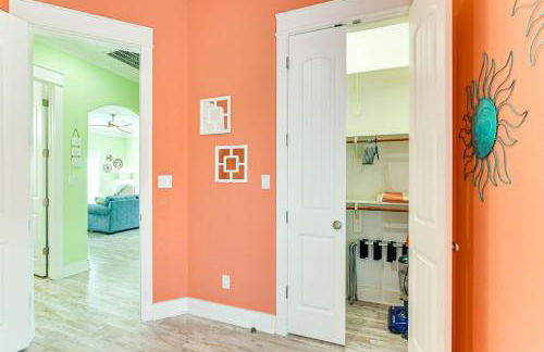 Steps to Shore! Just Beachy Home with Deck and Views - Foto 19