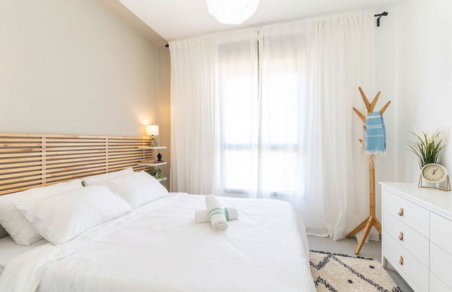 Stylish Seaside Escape with Balcony by Sea N' Rent - Foto 9