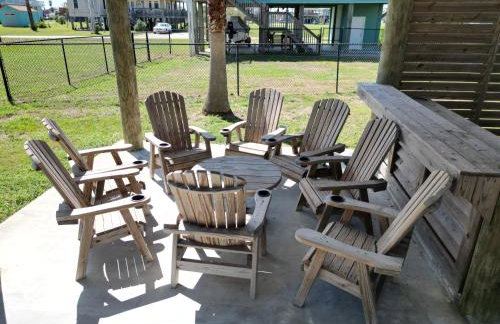 3BR Beach Retreat - Tiki Bar, Ocean Deck, Pet-Friendly & Sleeps 10 - Foto 31