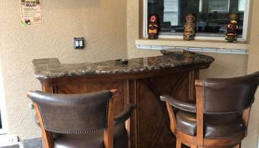 Tiki Paradise House & pool - 10 min to Beach! - Foto 4