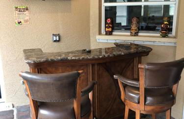 Tiki Paradise House & pool - 10 min to Beach! - Foto 4