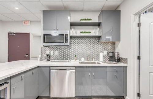 Stylish and Prestigious - 2 Bed 2 Bath On The Avenue - Foto 13