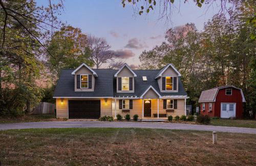 Lakefront Retreat, Mins to Dtown, Firepit, Hot Tub, Pet friendly! - Foto 1