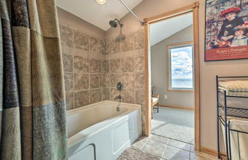 East Tawas Home with Patio, Lake Huron On-Site - Foto 16