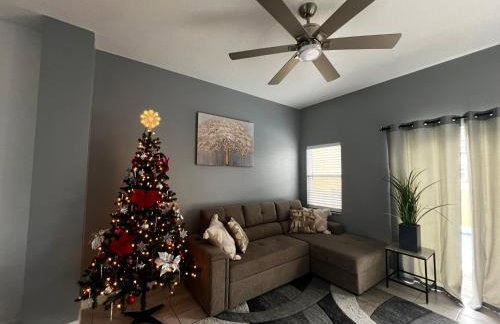 Stylish 3 bd townhouse near Disney with private pool. - Photo 2