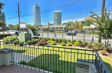 Golden Glow Style - Comfort & Central - Buckhead with Free Parking - Foto 14