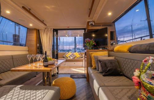 2BR Heated Yacht, Lymington Centre, Beautiful View - Photo 1