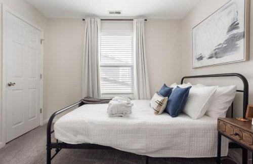 Capitol House - 3 Bed 1 Full and 1 Half Bath, Pet Friendly with Hot Tub walk to Lucas Oil Stadium - Foto 45