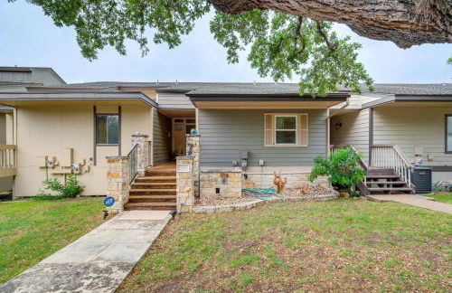 Lago Vista Golf Getaway with Decks and Pool Access! - Foto 54