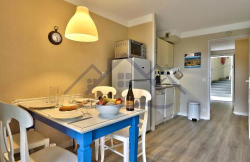 LocaLise - A05 - Plain-pied avec petite vue mer donnant sur la piscine et le jardin - Grande salle de bain - Wifi inclus - draps inclus - animaux bienvenus - parking gratuit - Foto 7