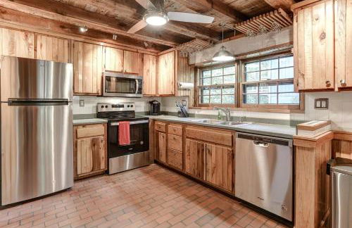 Charming Renovated Cabin with Fireplace - Foto 15