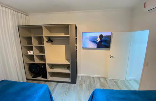 Fabuloso flat 241, Amarílis, Riviera de São Lourenço 3 Piscinas climatizadas carregador veiculo eletrico 2 quartos sendo uma suíte internet 500mb Adega, cozinha equipada completa, serviço de praia fim de semana limpeza trocas de toalhas, - Foto 35