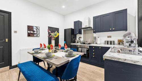Designer 4 Bed House in Leeds - Sleeps 13 - Photo 2