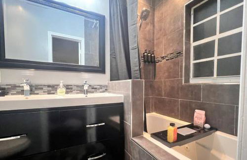 King Bed, 3 miles to Stadium - Foto 26