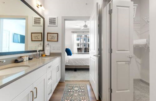 Bright Spacious 2BR 2BA Open Layout - Foto 17