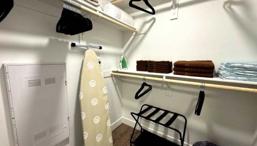 Modern Retreat 10 Min from Disneyland With Pool & Gym - Foto 4, furniture, towels, wardrobe