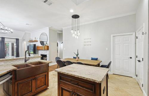 5BD 2BA w Backyard Oasis Pool Jacuzzi Firepit - Foto 13