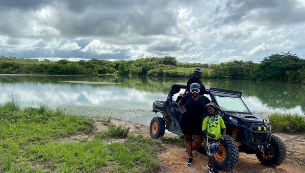 Tour en buggy por la selva de Riviera Pacífica - Foto 5, Una familia junto al buggy en Riviera Pacífica
