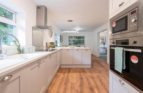 Large 2-Bedroom Bungalow near Airedale Hospital, Keighley, Convenient Location with Parking - Photo 10