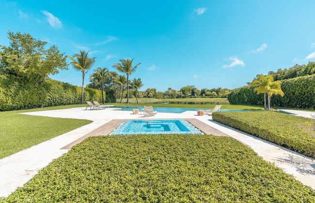 Spacious Villa w Pool Garden Views - Photo 2