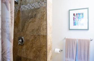 Elegant Turtle Bay Condo - Photo 12