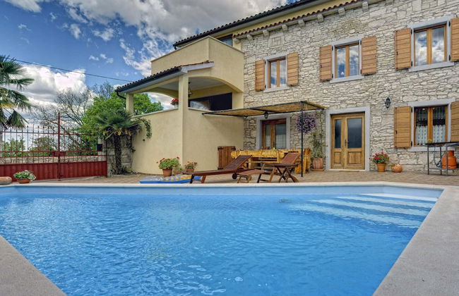 Well Maintained Holiday Home With Private Heated Pool Near the Beach - Foto 1