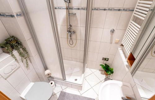 FeWocation Bremerhaven - Bright 1BR Apt with Balcony and Parking - Photo 12