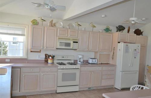 Single Family, Ocean Block, Wifi, Washer And Dryer, Second 2Nd Home From The Ocean! 2Nd From Ocean Contemporary Ship Bottom Home 14010 - Photo 5