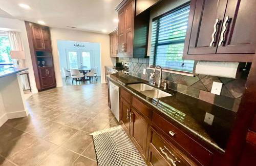 Fayetteville Retreat - Centrally located - Next to Washington Regional Hospital - Photo 14