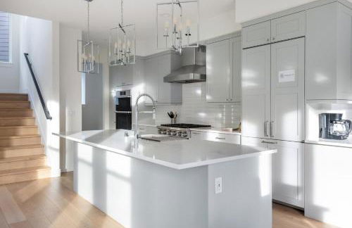 Elegant 3-Story House with Private Backyard in WA - Photo 3