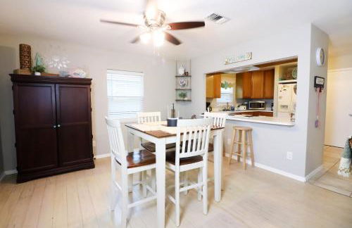 SUNNY DAZE Walk to Beach 2 Decks Pet Friendly Has a Mini Bar - Foto 2