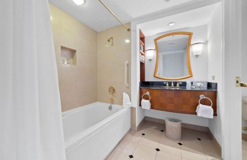 2BR Condo On The Boardwalk with 3 Baths CozySuites - Foto 23