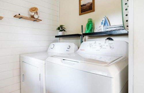 Mountain View Bungalow Near Breweries, Trails, Pool and Waterfalls - Foto 21