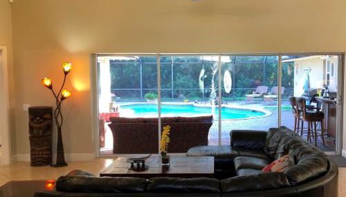 Tiki Paradise House & pool - 10 min to Beach! - Foto 3