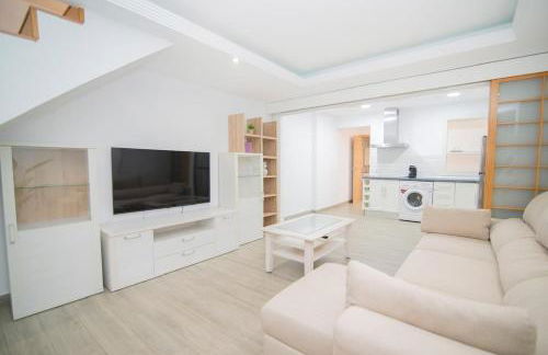 Stylish 3-Bedrooms Getaway with Terrace & Pool - Foto 35