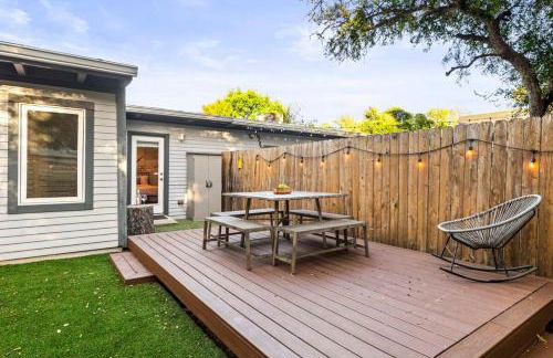 Mid-century home in Zilker with a backyard - Foto 33