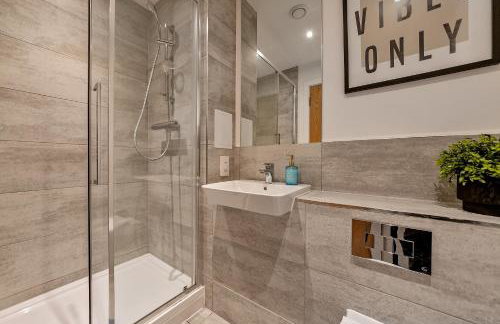 SUPERIOR AIRPORT SUITE, FREE Parking, Stylish, BALCONY, Two Bathrooms, Close To Airport, Station & Centre - Foto 26